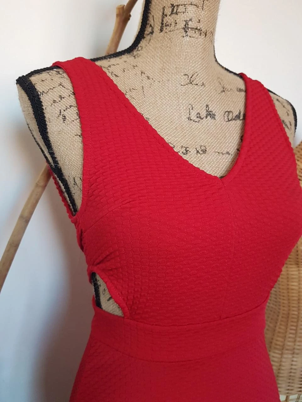 Robe vermelha em tecido texturizado – photo 2